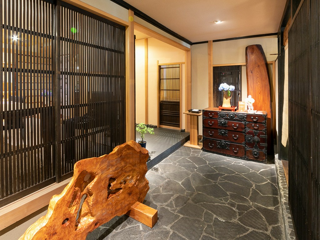 階段をのぼったところに広がる、高級感あふれるエントランス