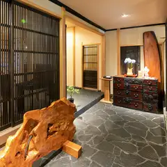 階段をのぼったところに広がる、高級感あふれるエントランス