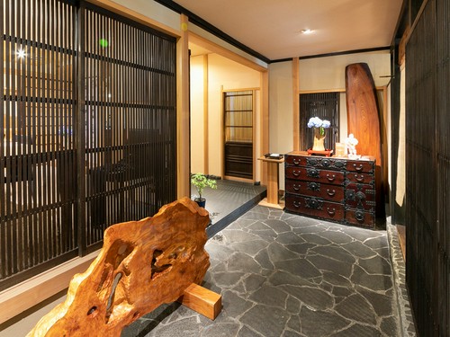 階段をのぼったところに広がる、高級感あふれるエントランス