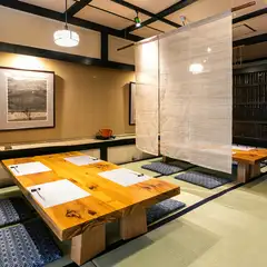 仕切りがあり、ゆったりと食事を楽しめる座敷席