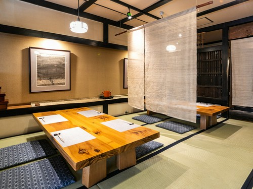 仕切りがあり、ゆったりと食事を楽しめる座敷席