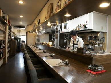 たっぷりと広いカウンターでゆっくり料理を楽しめる