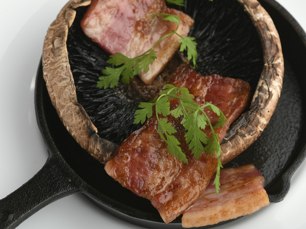 バターのまろやかさで旨味を凝縮。『巨大マッシュルームのステーキ』