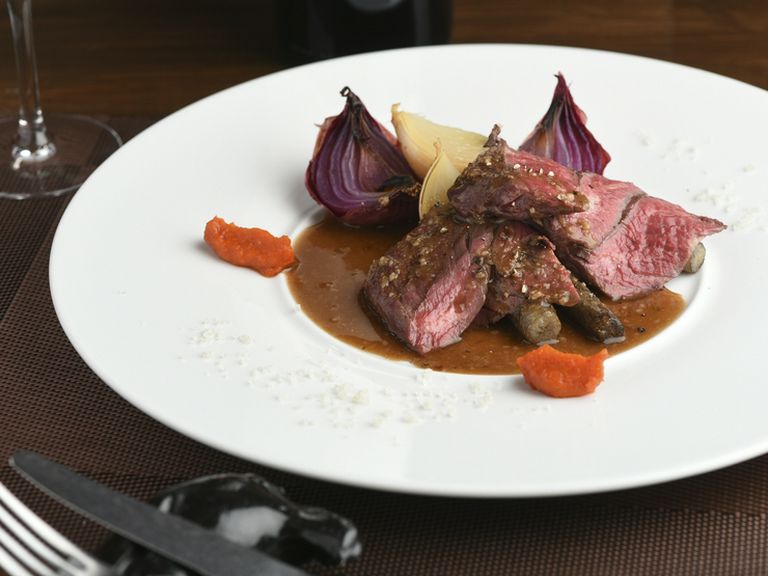 フレンチと和の食材を合わせたビストロ定番メニュー『牛ハラミのステーキ　ワサビの入った赤ワインソース』