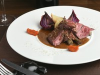 フレンチと和の食材を合わせたビストロ定番メニュー『牛ハラミのステーキ　ワサビの入った赤ワインソース』