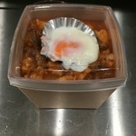 バターライスを使った洋風の丼。
鴨の照り焼き
和牛すじのトマト煮
オムレツ ビーフシチューソース等
日によって変わります。
具とバターライスがセパレートの器でのお渡しです。
ライス大盛りプラス100円。