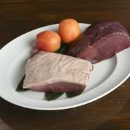 【Isshiki】のジビエ料理は、全て「家で食べるジビエ」をコンセプトにしている【山肉デリ】から仕入れたもの。その鹿肉や猪肉はどれも臭みがなく、美味しいと評判です。