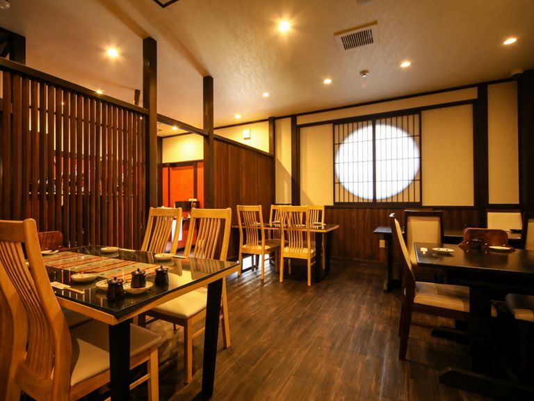 ランチ・ディナーどちらでも居心地のいい、和モダン空間