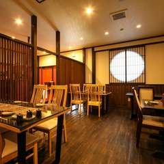 ランチ・ディナーどちらでも居心地のいい、和モダン空間