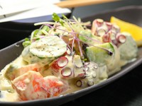 洋酒に合わせたい爽やかな逸品『たことアボカドのカクテル皿』