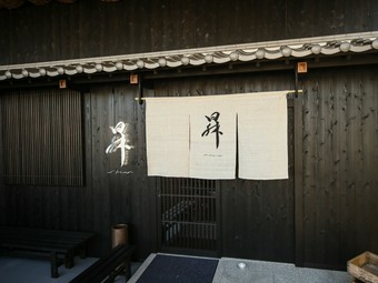 駐車場12台完備。お酒を飲まず食事だけの方も歓迎