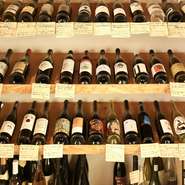 こだわりを持ち、環境に配慮したオーガニックのブドウ栽培を実践する生産者のビオワイン、ナチュラルワインを厳選。ワインリストは無く、棚に紹介カードをつけて並べてあるボトルの中から、手に取って選べます。