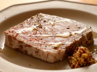 加古川ジビエ工房さんから仕入れる猪と新鮮な鶏レバーを使用したワインがすすむ田舎風パテです。