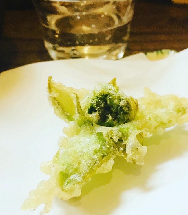 新鲜的当地时令蔬菜和野生植物