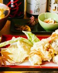 前菜三種・旬揚げたて天ぷら九種・小天丼と吸物又は天茶漬け、香の物、旬のデザート。瀬戸内海の旬魚介、旬野菜や果物「旬のうまいもんづくし」のお得コース。旬素材ならではの深い旨みを上質な油で揚げた天ぷらで
