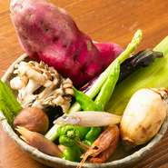 岡山、倉敷の地元の旬の食材を店主自ら足を使って集めます。地産地消、無農薬野菜を主に使い、身体にも環境にも優しい旬の味。瀬戸内の魚介も倉敷は旨い。一品ずつ衣で包んだてんぷら揚げ立てをいただき、日本の旬、季節を感じるのが日本ならではの楽しみです。旨い酒とゆっくりした時間をお過ごしくださいませ。
