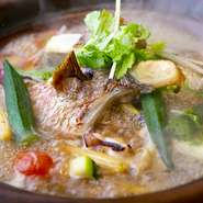 新鮮な魚介とたっぷりの野菜を煮込んだ『アクアパッツァ』。女子会利用におすすめの逸品です。特製のすっぽん鍋で調理しているため、保温状態が続き、あつあつのできたてを長く楽しめます。