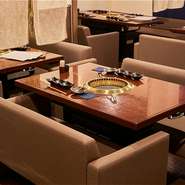 大人の雰囲気漂う店内は、恋人や夫婦の記念日デートにもぴったり。事前に希望すれば、ネーム入りのデザートプレートも用意してもらえます。サプライズを演出して、大切な人の心を虜に。