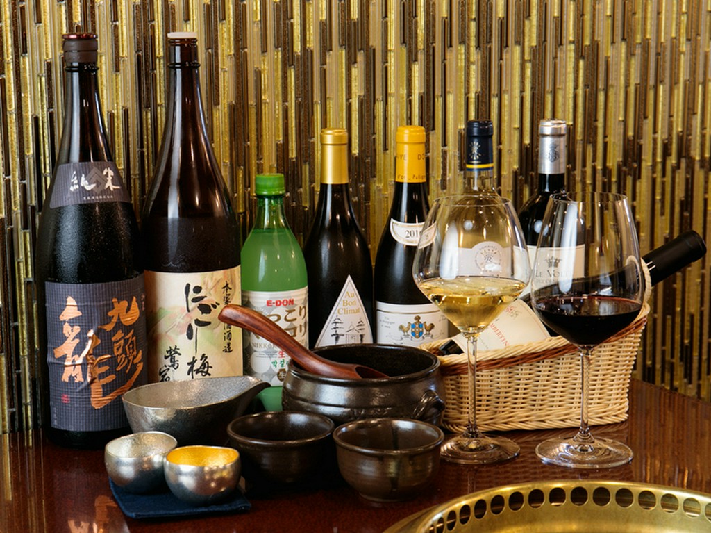 100種類のワインをはじめ、日本酒やマッコリなど幅広い品揃え