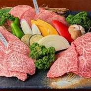 カルネに来たらまずはこれ！　上カルビ、上ロース、上ハラミが一皿で楽しめる常連さんにも人気No.1のメニューです。
