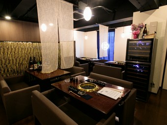 落ち着きのあるシックな内装が印象的。幅広いメニューも魅力