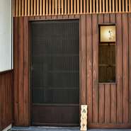 六本木駅周辺の喧騒からやや離れた地下にひっそりと店を構える【鮨　かくの】。入口をくぐると、カウンター6席、個室6席だけの落ち着いた空間が広がります。5名から貸切可能で、少人数の宴会などに便利。
