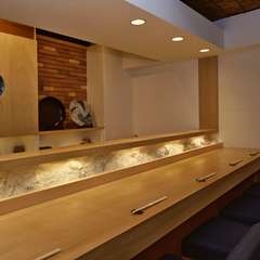 スタイリッシュなカウンター席で、素敵な記念日デートを