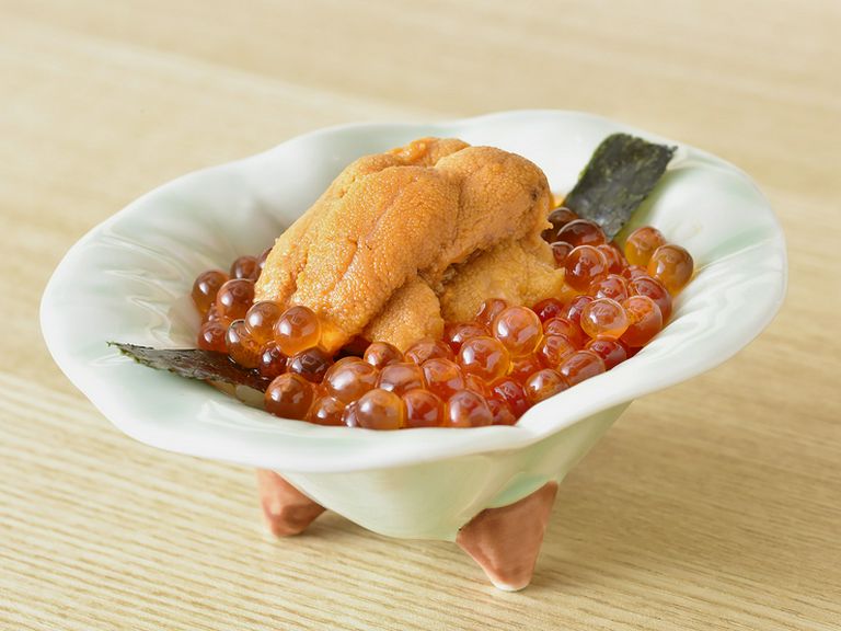 2つの贅沢な味が絶妙のコンビネーション『ウニとイクラの小丼』