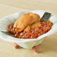 自家製のイクラ塩漬けの上に、旬のウニを重ねた贅沢な小丼。その時期に最も美味しいウニを選りすぐり、贅沢な逸品に仕立てます。写真は、北海道産バフンウニ。パリッとした有明産の一番海苔が磯の香りを添えます。