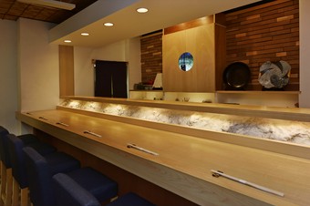 自然素材が心地よさを演出する、こぢんまりとした上質な空間