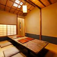 銀座に京都の町家がそのまま出現したような空間。個室としてのプライベート感・落ち着き感が高く、接待や会食、特別な日の宴席などにぴったりのお部屋です。4～8名様に対応し、ゆったりくつろいでいただけます。
