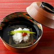 懐石の華・お椀も評判の味わい。一番出汁は京都から運ぶ伏見の湧き水を用いる贅沢さ。利尻昆布と枕崎産鰹節でひく、きれいで上品な出汁が旬の食材の持ち味をいっそう鮮明に。写真はボタン鱧を用いた初夏の一例。