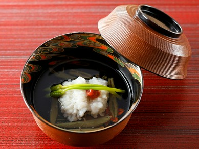 香りと旨みに和み、季節の椀種の滋味にひたれる『お椀』