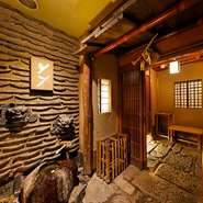 銀座3丁目の隠れ家的な空間に、料理・設えとも京都にいるかのような料理屋が。京都直送の旬野菜や鮮魚の持ち味を生かした料理を紡ぎ、味覚を通して、京の風情と心からの憩いの時を届けています。