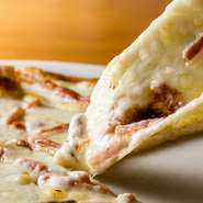 西尾市菱池町の「酪牧場」直送のゴーダチーズは一般的なモッツァレラチーズよりさらに伸びがよく、口当たりはマイルド。ナチュラルなおいしさが窯焼きピザを引き立てます。


