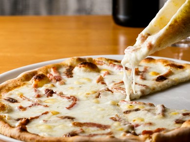 クリーミーでよく伸びる、地元産チーズたっぷりの『ゴーダチーズのピザ』（ベーコンとアンチョビ）