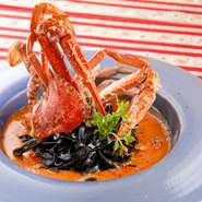 伊勢湾の渡り蟹の風味が溶け込んだ濃厚ソースに、絶妙に絡み合うもっちりとした食感の生のパスタ。ディナーコースのなかでも、多くのゲストから支持されているメニューです。