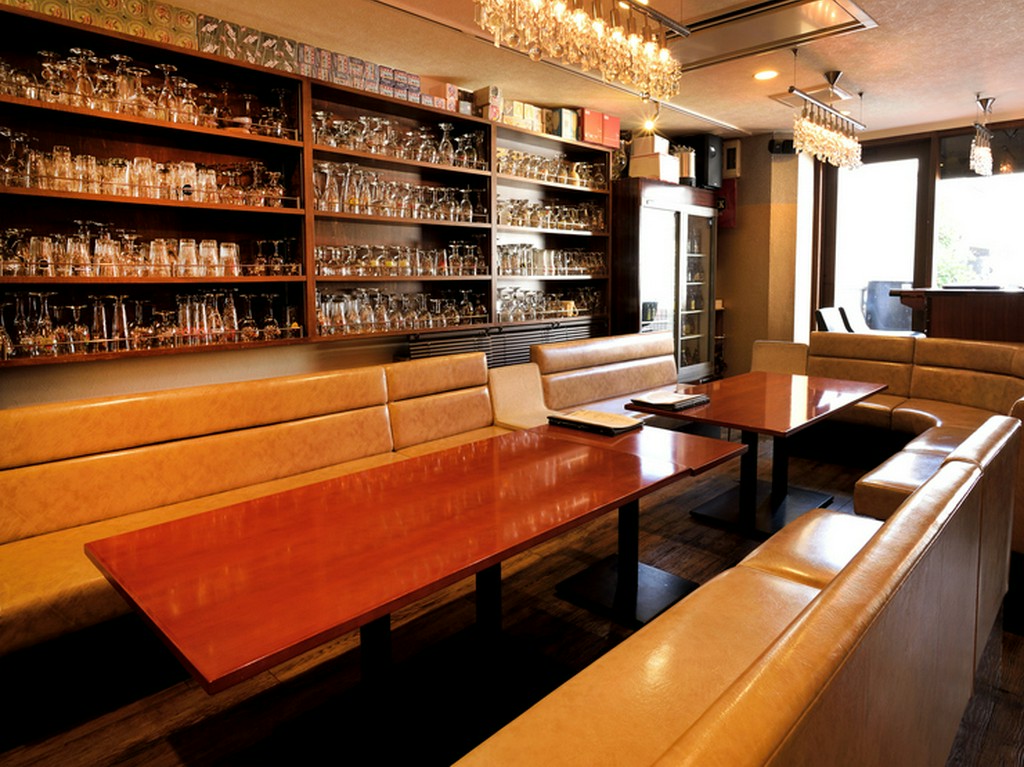 家族や友人とお気に入りのビールや美味溢れる料理を囲んで