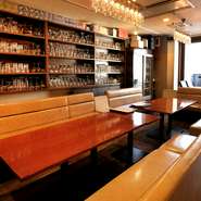 豪華な『雛鶏の燻製ロースト』や『フレッシュムール貝の白ビール蒸し』はシェアスタイルで味わえるおすすめのメニュー。好みに合うベルギービールが料理の味を高め、気心知れた仲間との時間を素敵に演出します。