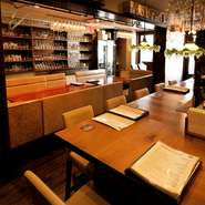 400種類以上の個性溢れるベルギービールと白と木目を基調にした落ち着いた空間が出迎えてくれます。横並びのカウンターでビールの特徴を語り合いつつ、二人の距離が自然に近づいていくことでしょう。