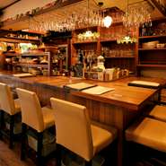 一日の終わりにふさわしいカウンターでいただく至福の一杯は、一人の時間がゆっくりと満たしてくれます。生ビールは、訪れるたび違う味わいを楽しめる常時8種類程がセレクト。