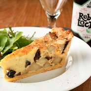 新鮮な旬菜や生みたての赤卵は愛西市で信頼のおける農家から直買い。純生クリームや発酵バターなど西洋料理に不可欠な材料は妥協を許さず選りすぐりしチーズもインポーターに直接オファーして欧州から取り寄せます。