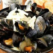豊富なプランクトンや藻類に恵まれた世界最高峰の海域、ソルトスプリングアイランド産のムール貝。最先端の交配技術が生み出した希少なムール貝はあなたのムール貝の概念を覆します。