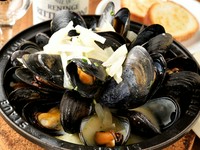 白ビールで蒸し、旨みが高まる人気メニュー『フレッシュムール貝の白ビール蒸し』