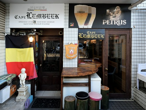 駅の北側、ビルの1階に佇む隠れ家的なビールバー