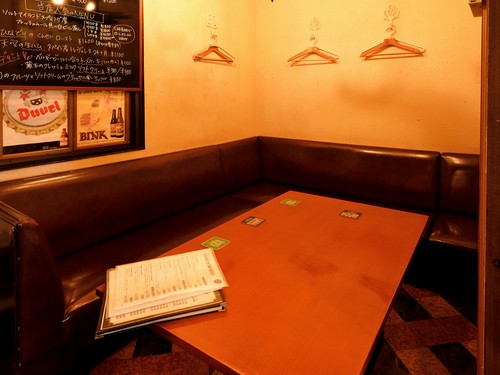 グループでゆったり過ごしやすいテーブル席