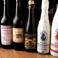 醸造家たちと直接対話をすることで、熱意やこだわりを共有しています。日本では多く知られていない醸造所も巡ることで得られるのが400種類という膨大な銘柄。良い状態をキープしたまま直接輸入されてきます。