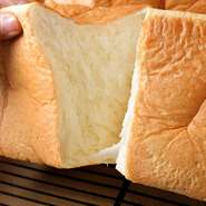 厳選した小麦粉、国産バター、宮古島の雪塩を使用し独自の配合でつくる食パンは、しっとりと柔らか。食感・味わい・食欲をくすぐる香りなど、一度食べたら忘れられない美味しさです。