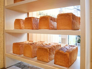 選りすぐりの国産食材をふんだんに使用し極上の食パンを生成