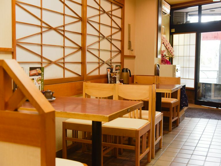 明るく居心地の良いシンプルな和空間。夜はそば居酒屋として活躍